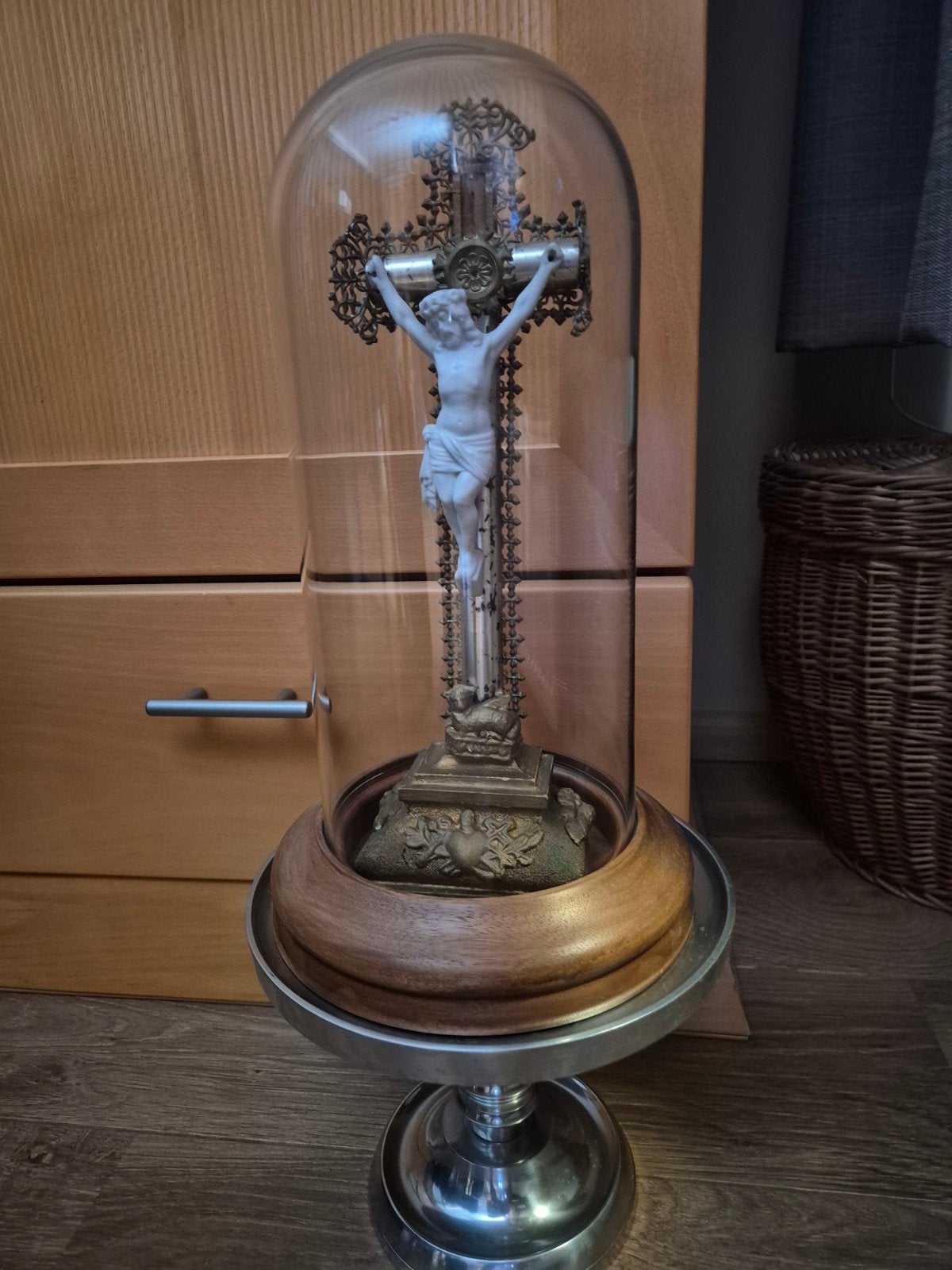 Religieus figuur in glazen stolp - 38 cm hoog, Antiek en Kunst, Antiek | Religie, Ophalen