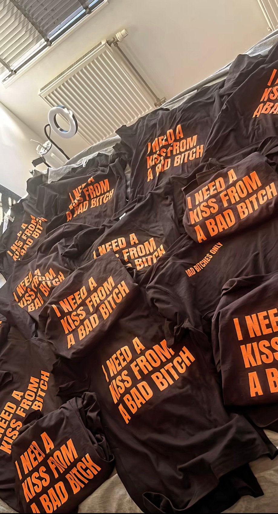 Zwart T-shirt/longsleeve “I Need A Kiss From A Bad Bitch”, Ophalen of Verzenden, Zwart