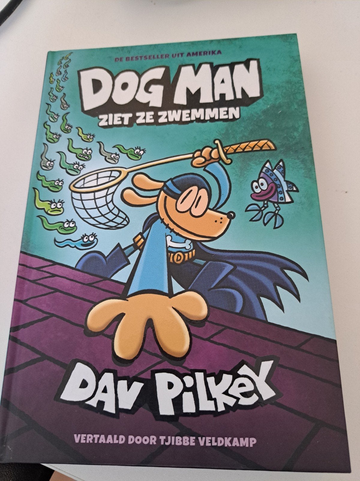 Dav Pilkey - Dog Man 8 - Dog Man ziet ze zwemmen, Ophalen of Verzenden, Zo goed als nieuw, Fictie algemeen