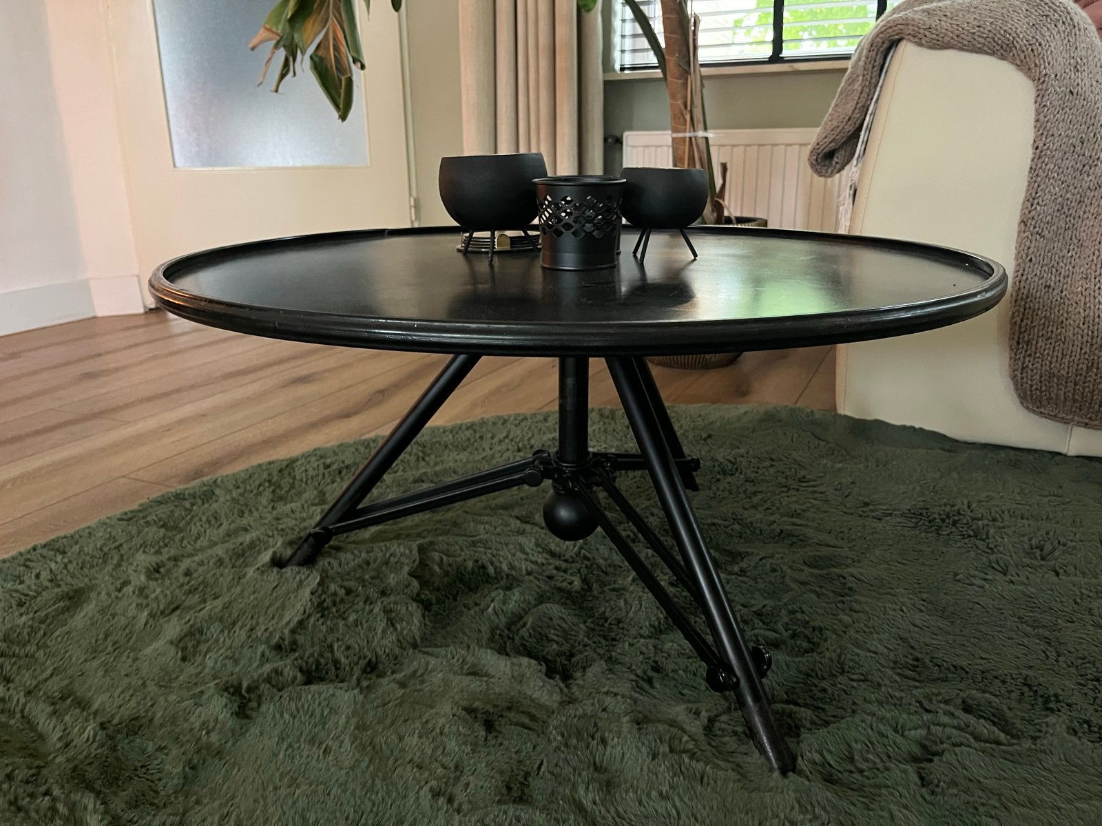 Zwarte Dutchbone ronde salontafel met metalen onderstel, Ophalen, Gebruikt, 50 tot 100 cm, Industrieel modern