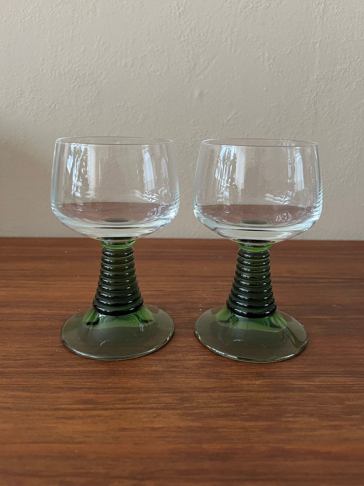 Set van 2 vintage Roemer wijnglazen groene ribbel voet retro, Ophalen of Verzenden, Zo goed als nieuw, Overige typen