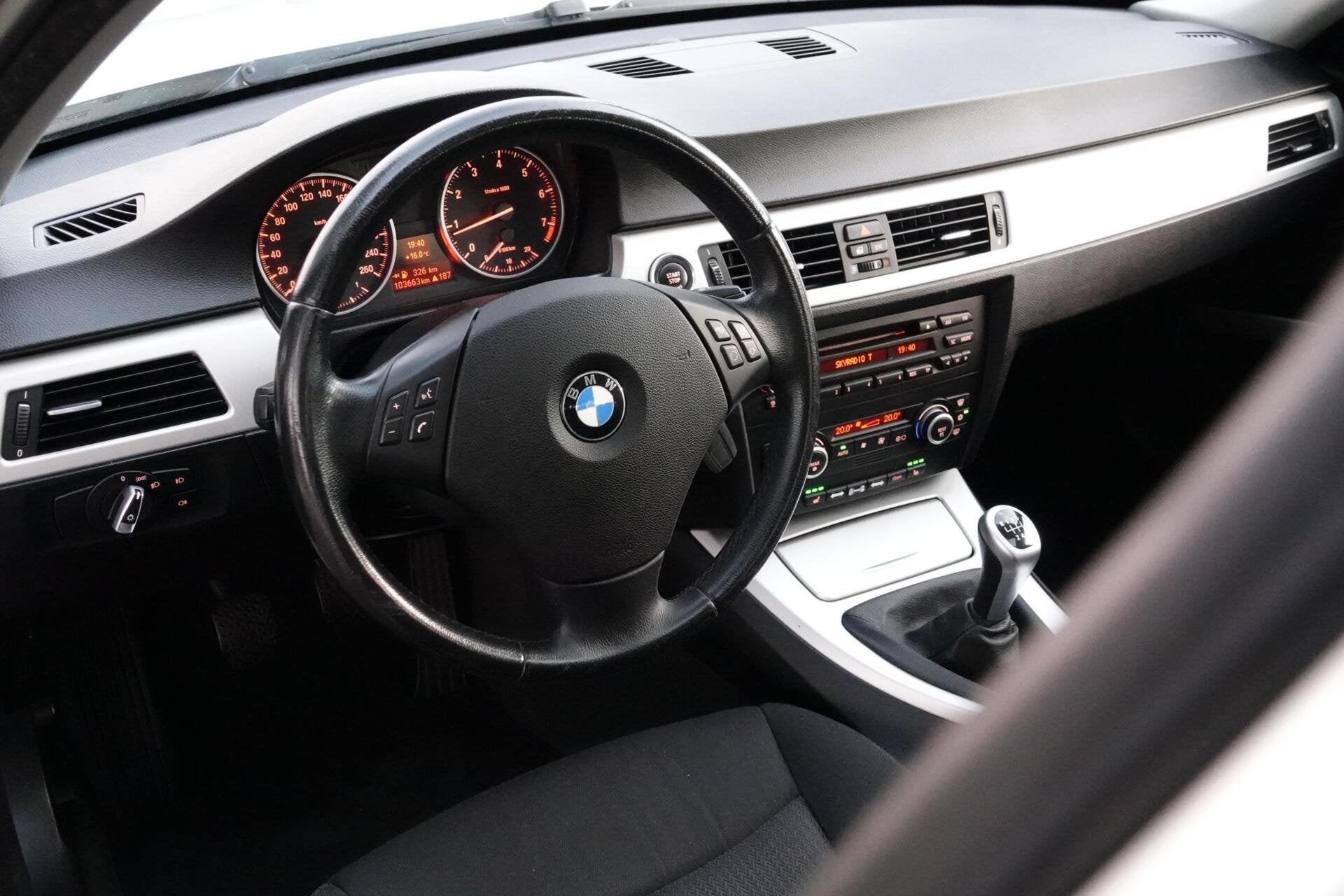 BMW 3-serie 320i SCHUIFDAK XENON NIEUWE DISTRIBUTIEKETTING!, 1345 kg, Achterwielaandrijving, 4 cilinders, Bedrijf