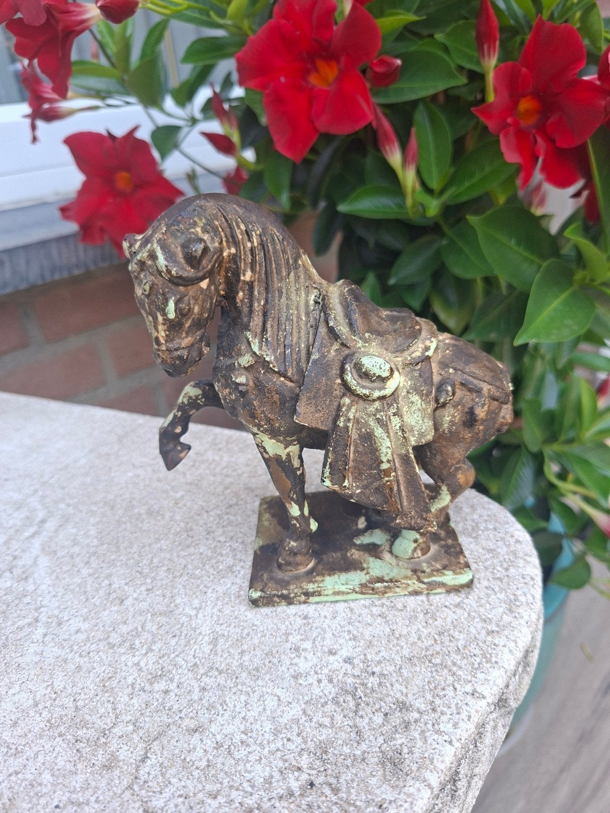Vintage Gegoten Metalen Tang-stijl Oorlogspaard Beeldje, Ophalen of Verzenden