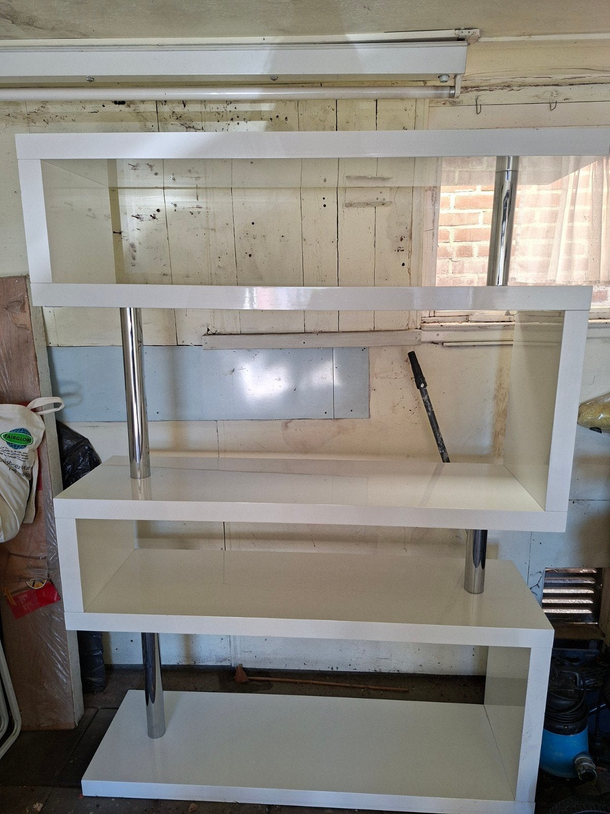 Gratis wit zigzag rek - Boekenkast/Displaykast, Met plank(en), Gebruikt, 100 tot 150 cm, Overige materialen