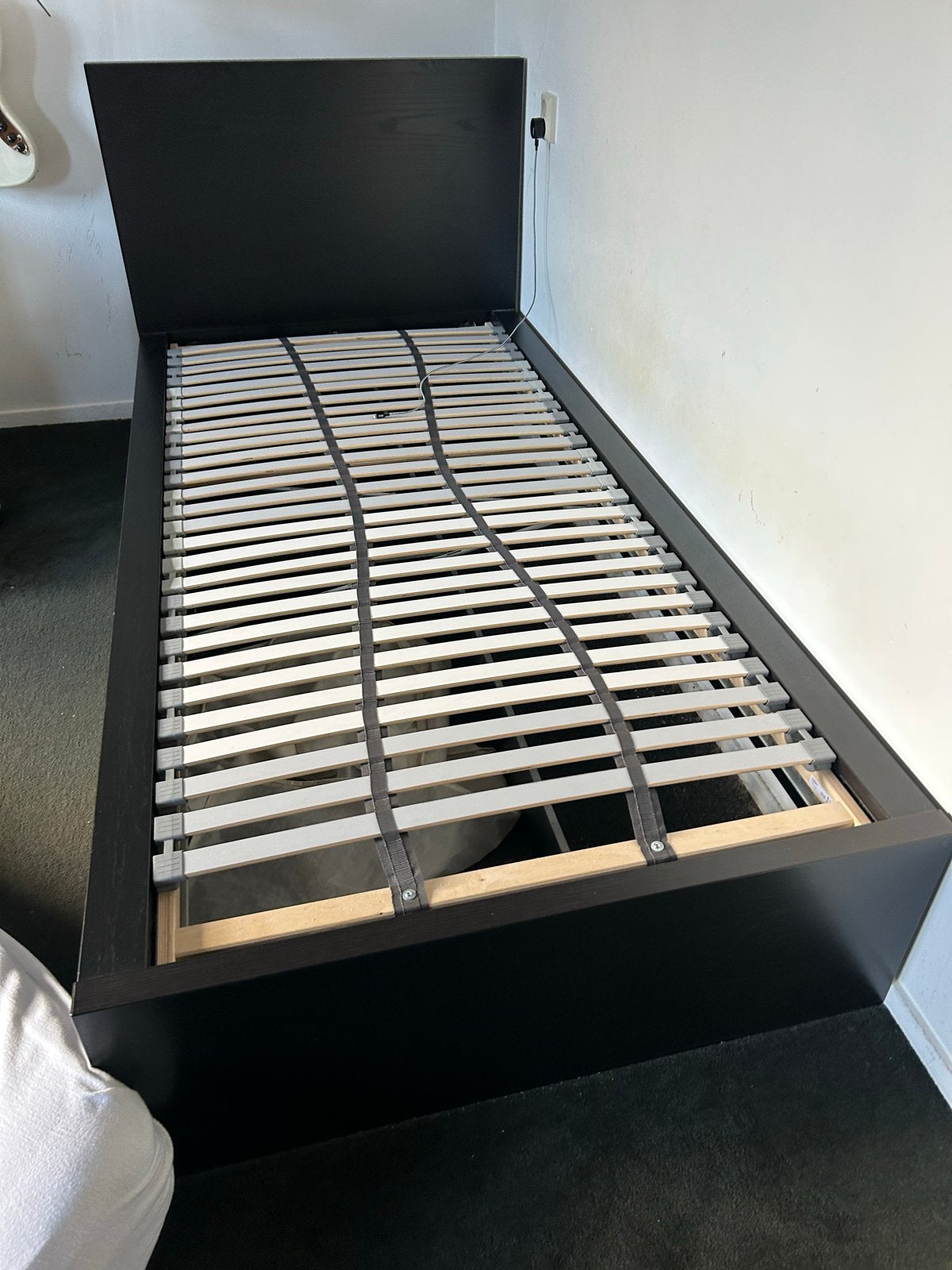 Zwart eenpersoonsbed met lattenbodem - 90x200 cm, Ophalen, Gebruikt, 90 cm, Eenpersoons