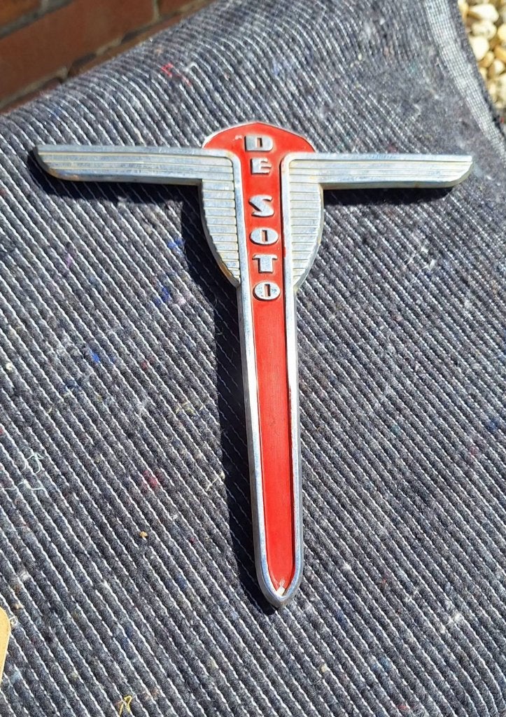Kofferbakembleem van een DeSoto S5 Deluxe sedan uit 1938., Gebruikt, ., Ophalen of Verzenden, .