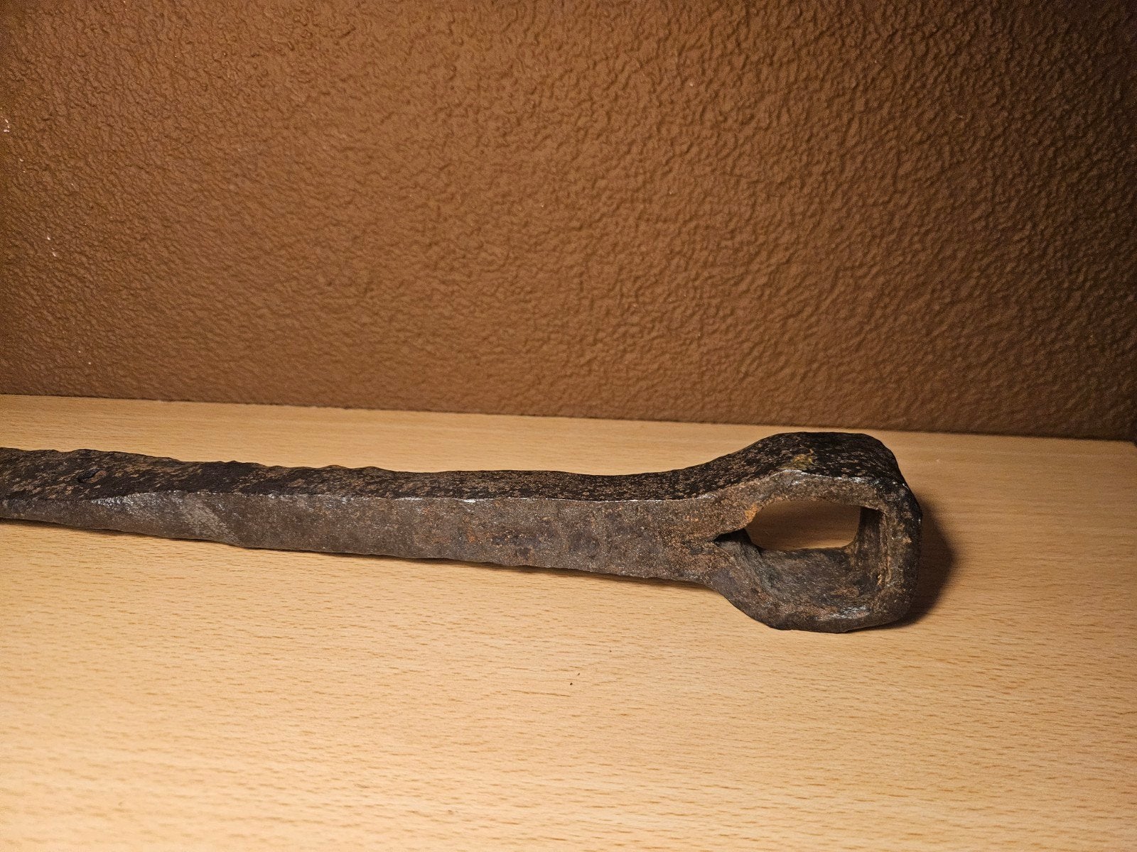 Antieke smeedijzeren staaf met vierkant gat - 48 cm, Ophalen of Verzenden