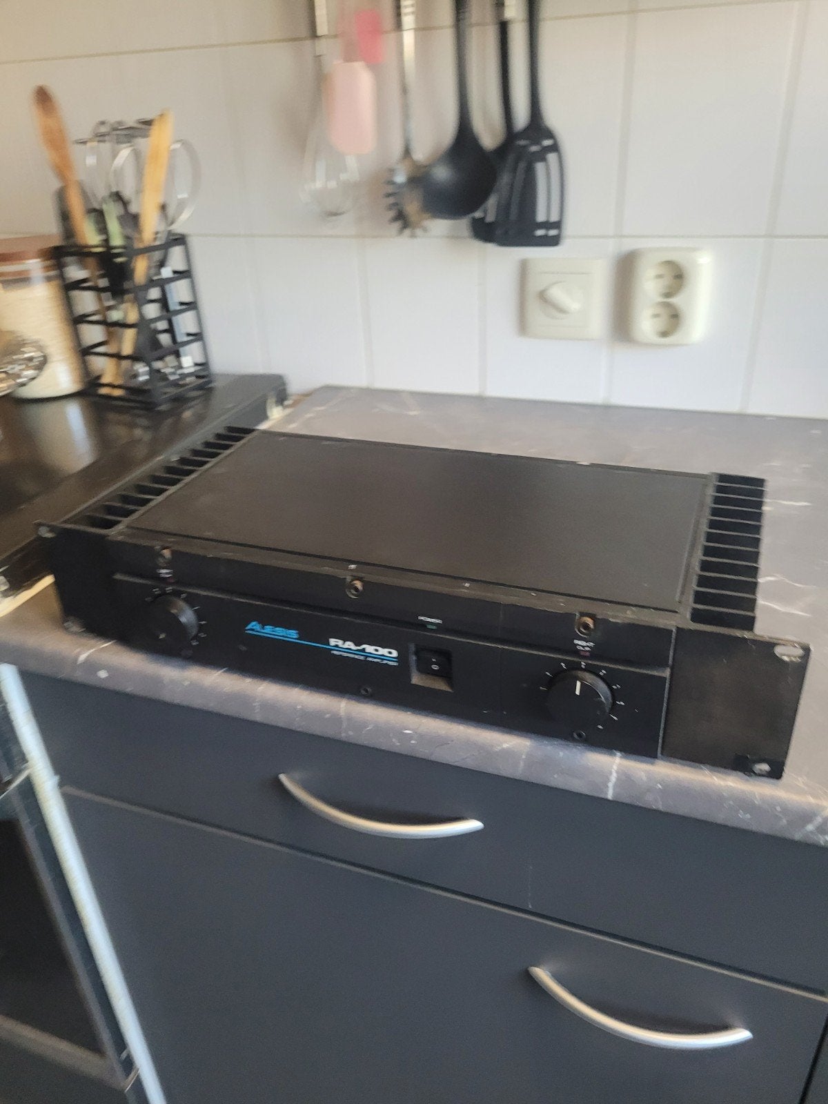 Alesis RA-100, Gebruikt, 60 tot 120 watt, Stereo, Ophalen