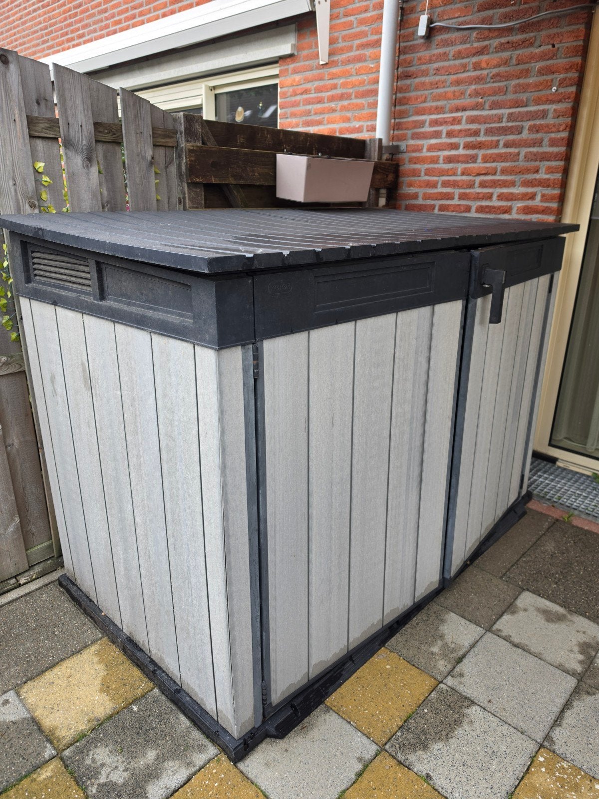Kunststof berging voor containers of fietsen, Ophalen