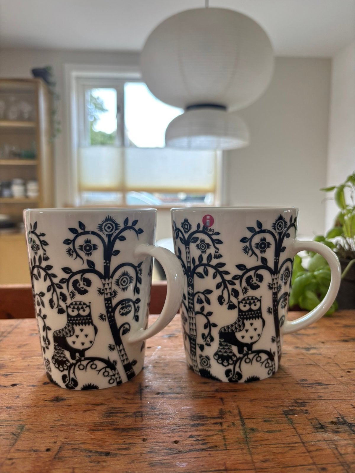 2x Iittala Taika mokken zwart-wit 0,4l - per stuk of per set, Ophalen of Verzenden, Zo goed als nieuw, Bord(en), Overige stijlen