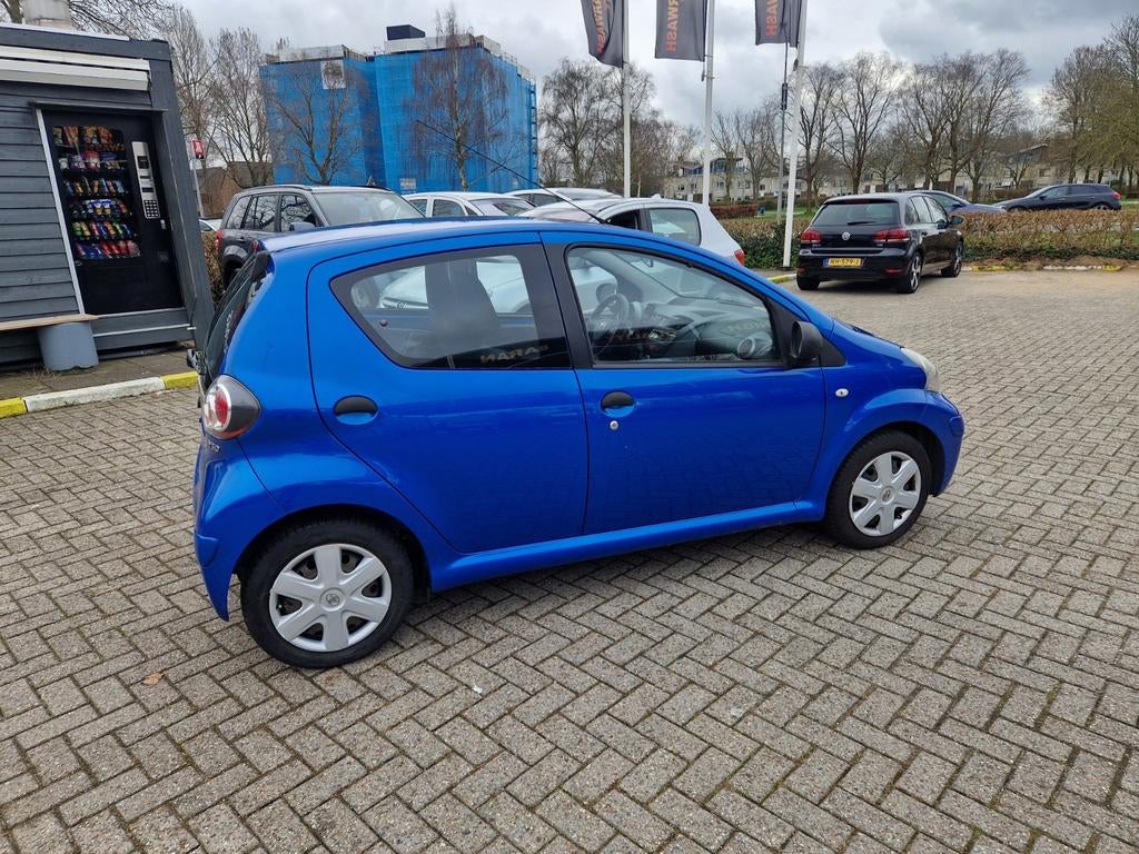 Toyota Aygo 1.0 12V Vvt-i 5DRS 2012 Blauw, Auto's, Toyota, Voorwielaandrijving, Euro 5, Stof, 68 pk