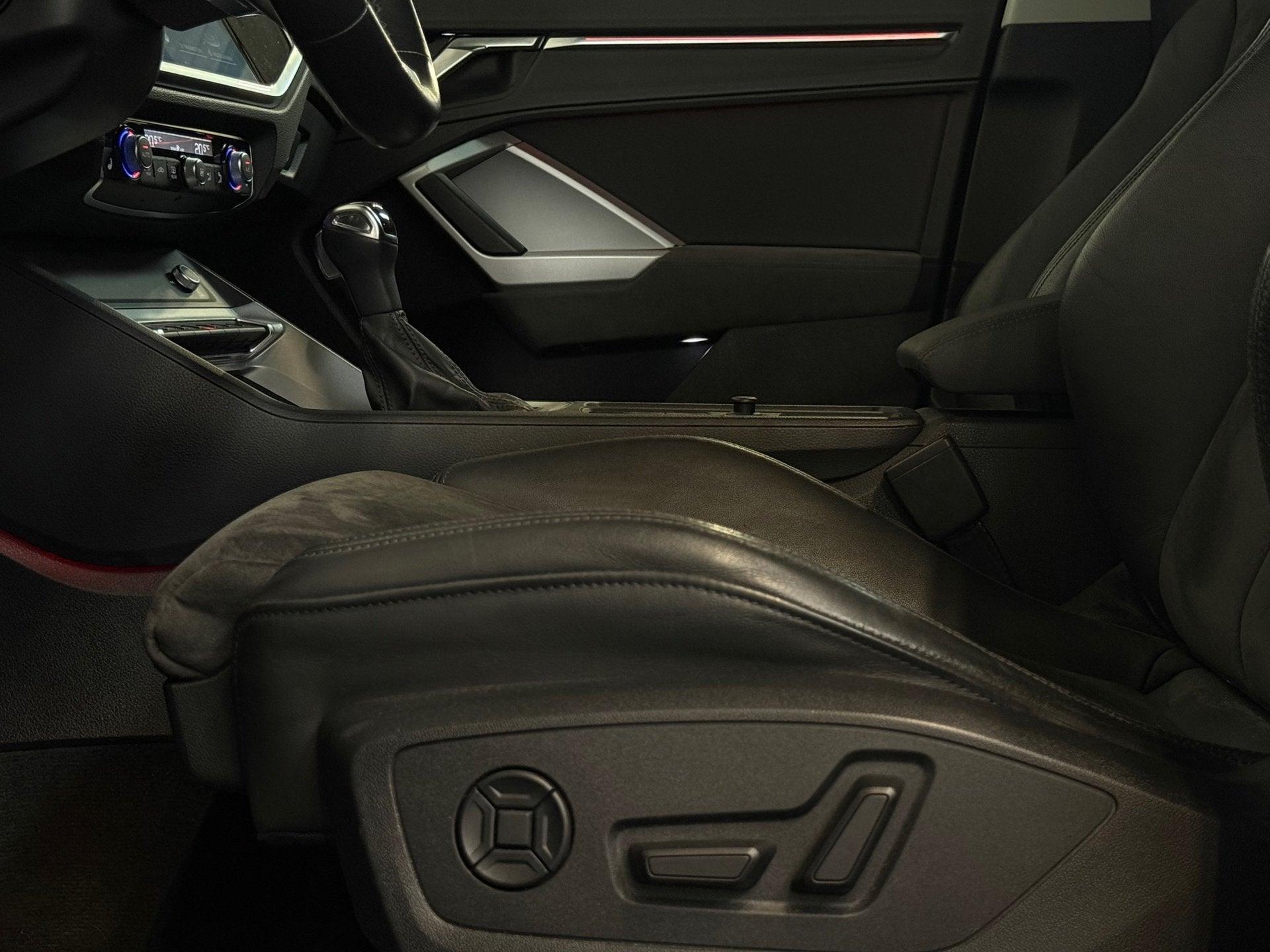Audi Q3 45 TFSI e S edition Pano B&O Memory Blackpack Sfeer, Automatische klimaatregeling, Gebruikt, Met garantie (alle), Hybride Elektrisch/Benzine