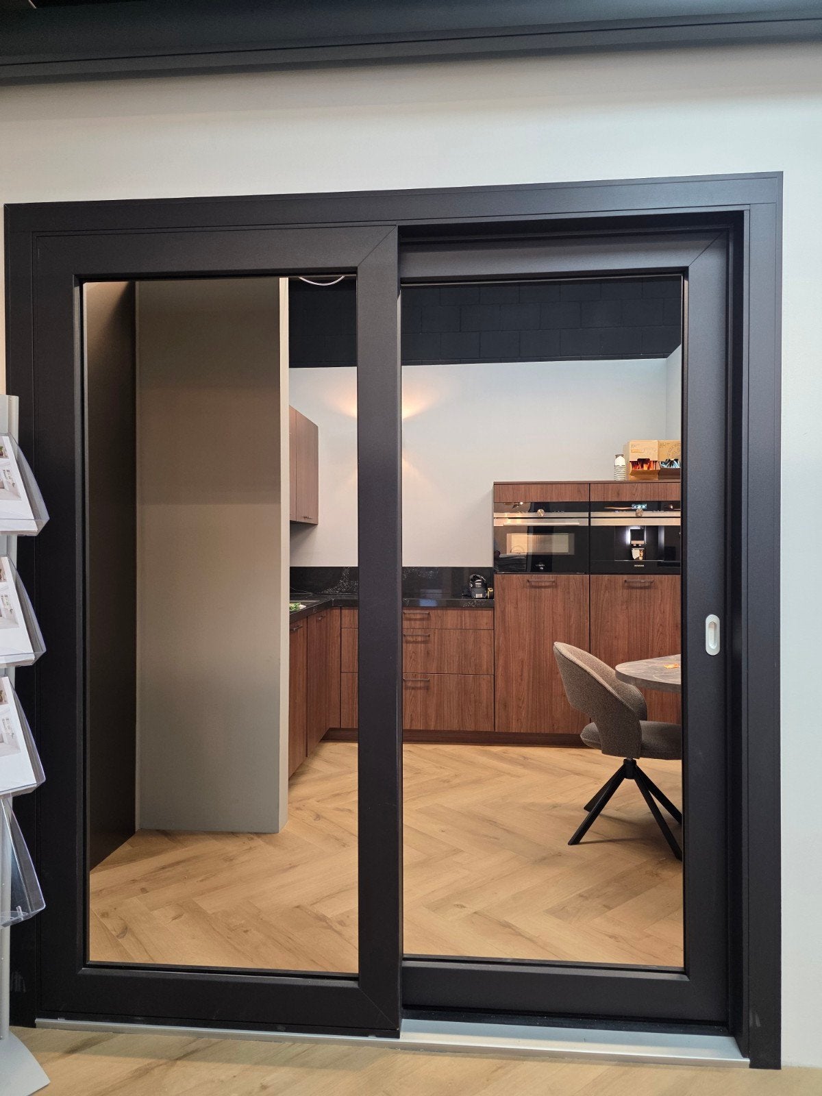 Moderne Zwarte Schuifdeur met Glas, 215 cm of meer, Overige typen, Ophalen of Verzenden, Schuifdeur