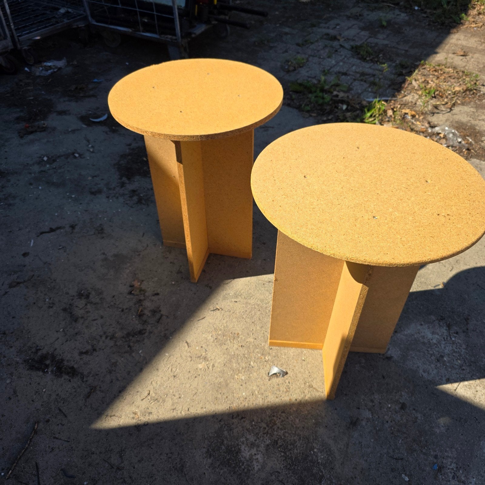 2 ronde tafeltjes, Ophalen