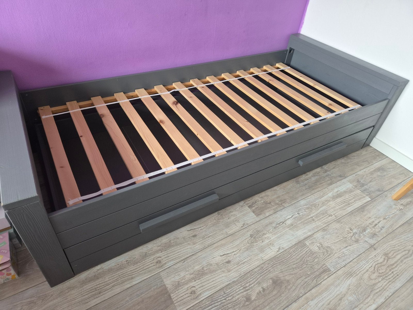 Grijs eenpersoonsbed Woood met lade, lattenbodem en matras., Ophalen, Gebruikt, 90 cm, Eenpersoons