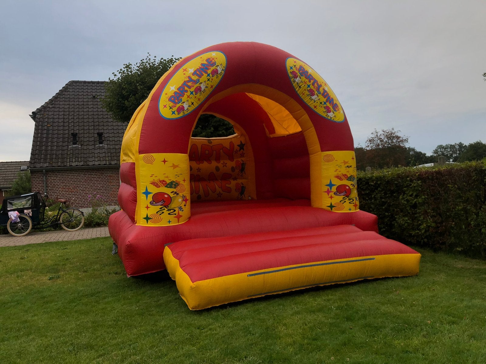 Springkussen met dak te huur/ huren, Hobby en Vrije tijd, Ophalen, Zo goed als nieuw, Overige