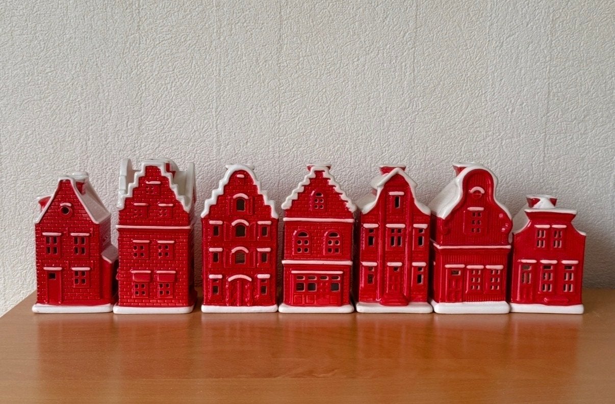 Set van 7 postcodeloterij huisjes - Kerstdecoratie, Ophalen of Verzenden, Rood, Steen/keramiek, Klassiek