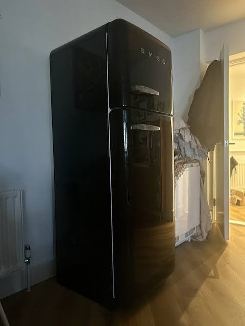 Zwarte smeg koelkast, Witgoed en Apparatuur, Koelkasten en IJskasten, 200 liter of meer, 60 cm of meer, Zo goed als nieuw, Met vriesvak