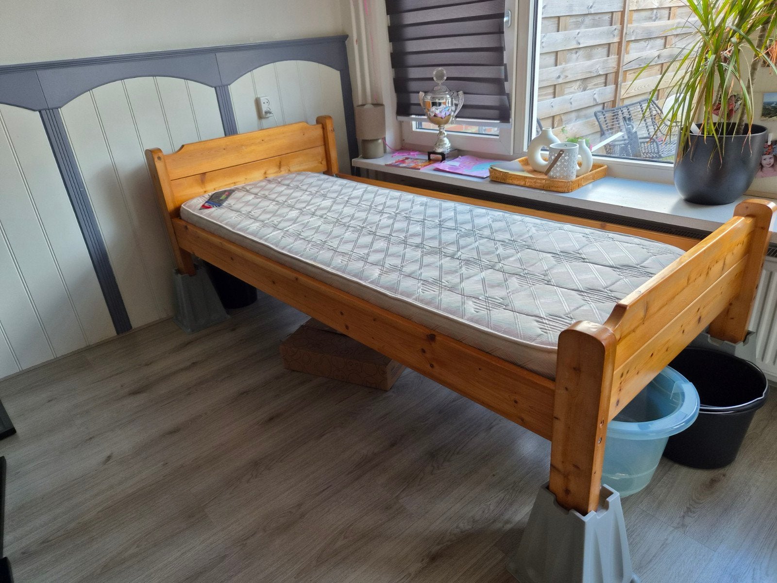 Houten eenpersoonsbed 90x200 cm (excl. matras en klossen), Ophalen, Gebruikt, 90 cm, Eenpersoons