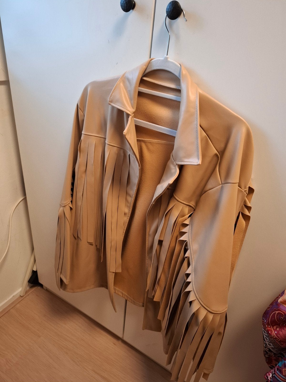 Beige damesjas met franjes - Maat 48, Ophalen of Verzenden, Zo goed als nieuw, Maat 46/48 (XL) of groter, Beige