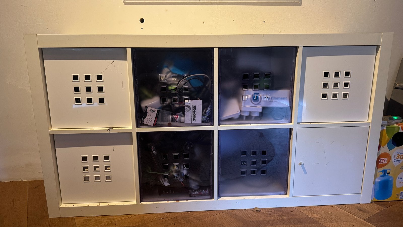 Witte Kallax kast met 8 vakken en deurtjes/lades, Ophalen, Gebruikt, 100 tot 150 cm, Met lade(s)