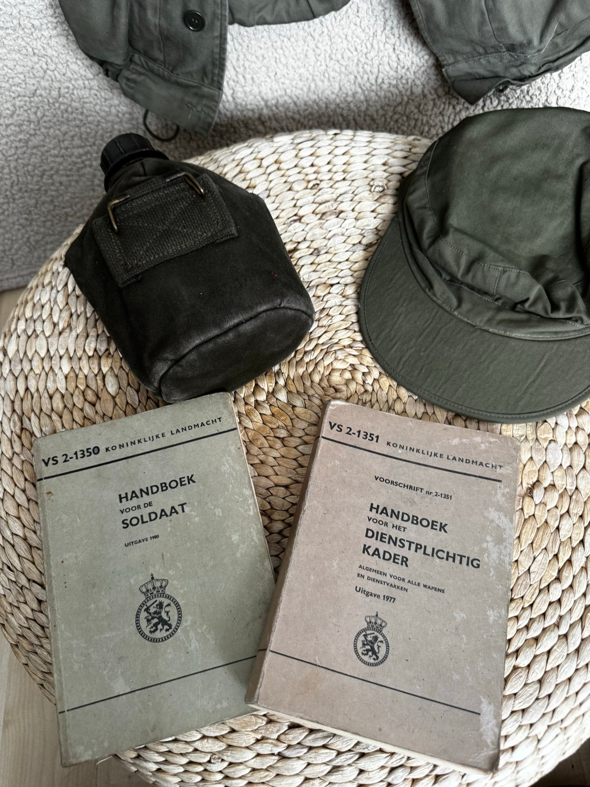 Militair Handboek Soldaat & Kader + Veldmuts & Veldfl, Ophalen of Verzenden, 1945 tot heden, Gelezen, Landmacht