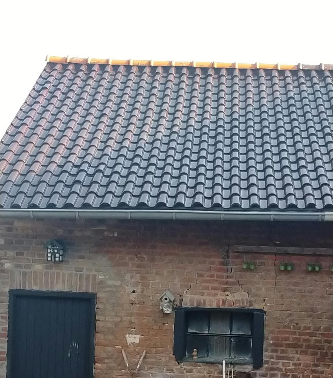 Zwarte geglazuurde dakpannen met paarse gloed, Ophalen, Steen of Klei, Zwart, Zo goed als nieuw
