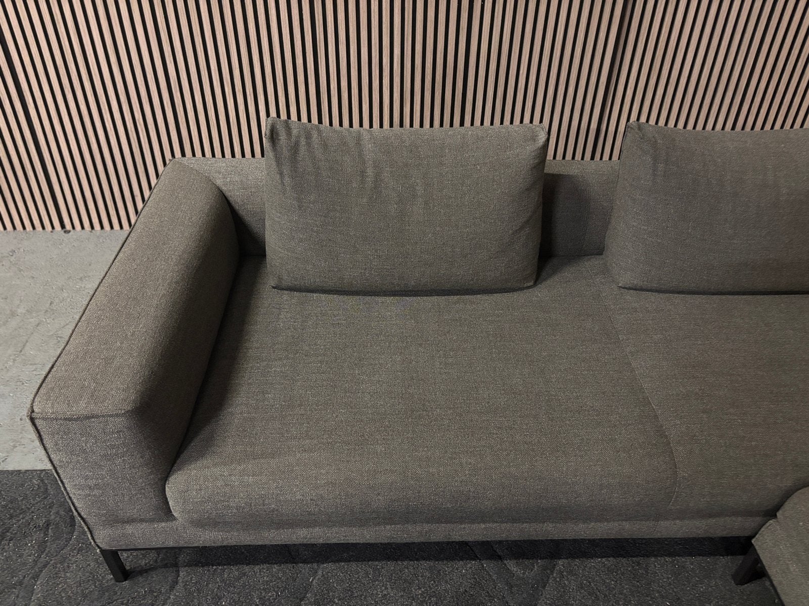 Foto 3 van GRATIS LEVERING Design on Stock Aikon Bank 245x190 GEREINIGD