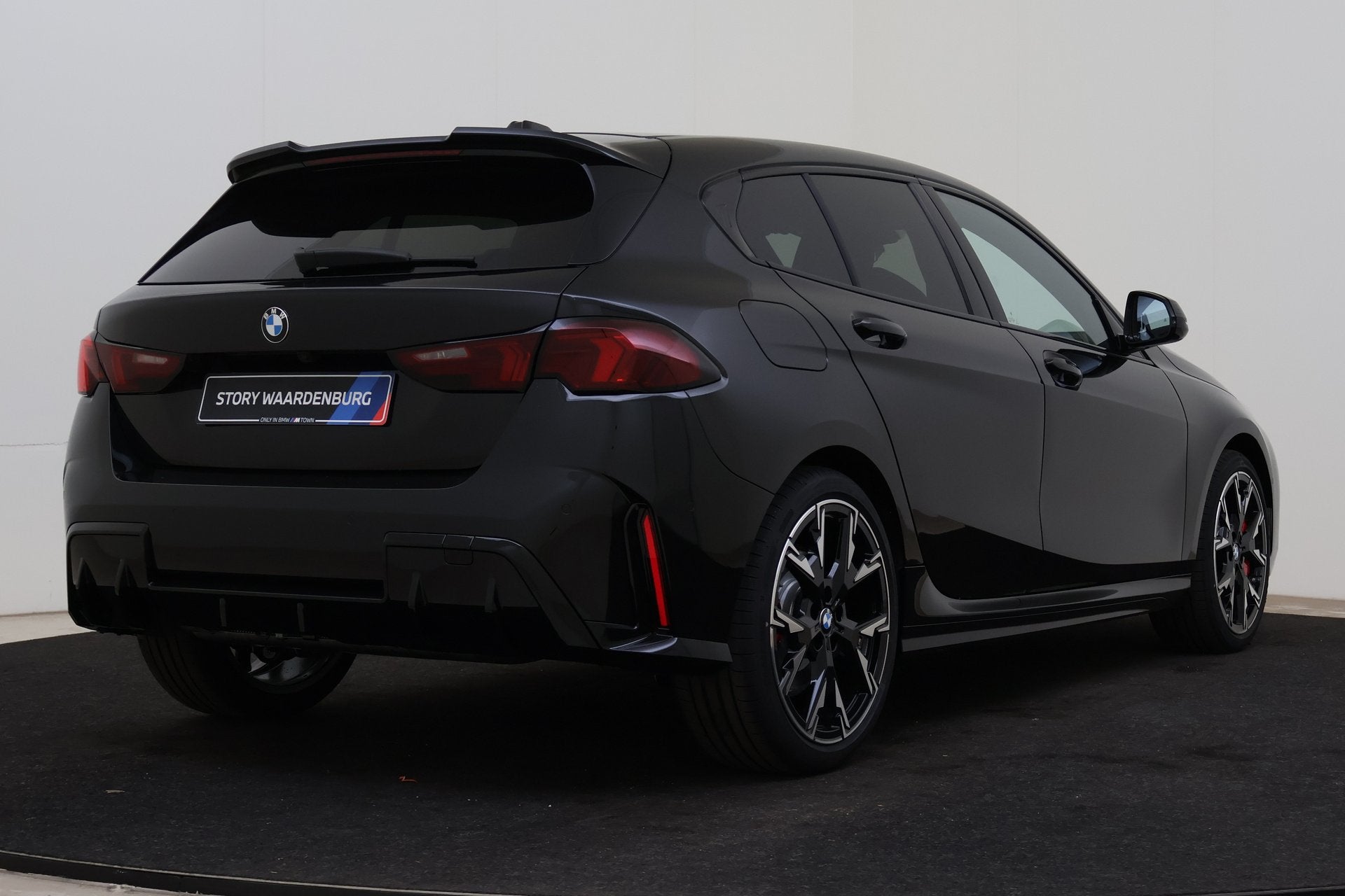 BMW 1 Serie 120 M Sport Automaat / Panoramadak / Trekhaak /, Auto's, Zwart, 156 pk, Zwart, Bedrijf