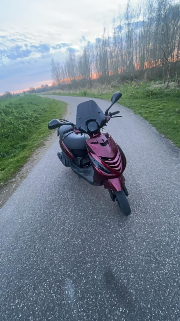 Piaggio zip 80cc, Fietsen en Brommers, Scooters | Piaggio, Ophalen, Zo goed als nieuw, Benzine, Zip