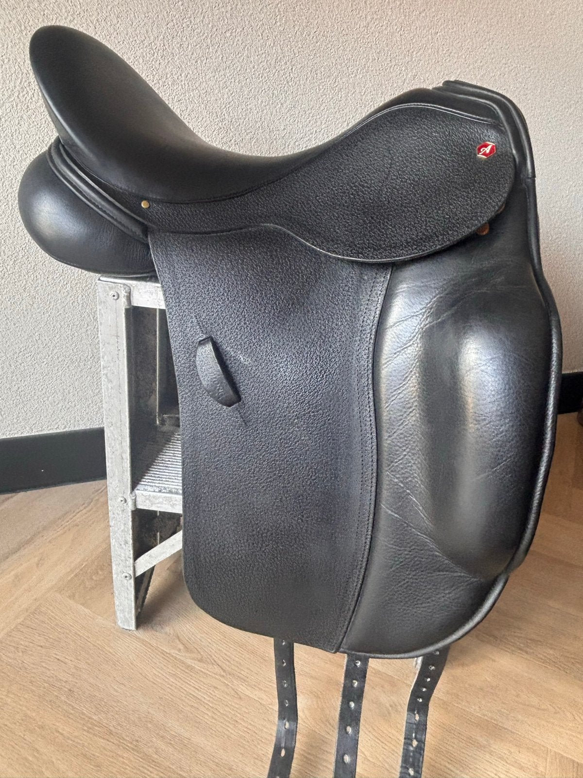 NIEUWSTAAT! Prachtig luxe Albion dressuur zadel, Ophalen, Dressuur, M (17 inch), Diepe zit