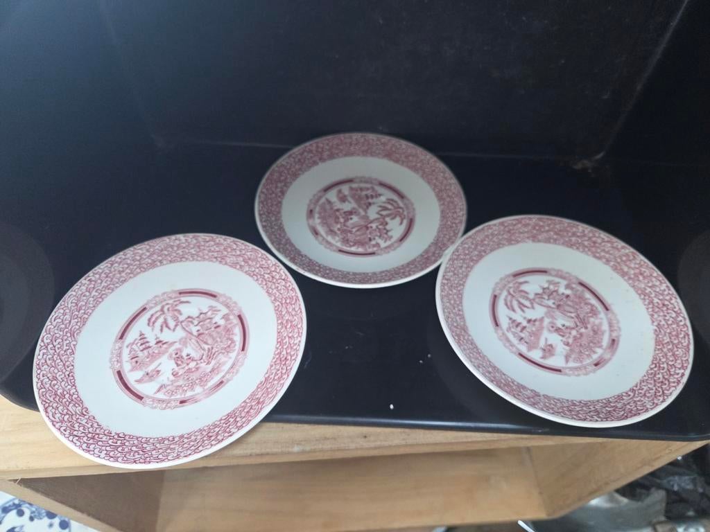 Drie Petrus Regout bordjes met rood-wit patroon, Ophalen of Verzenden