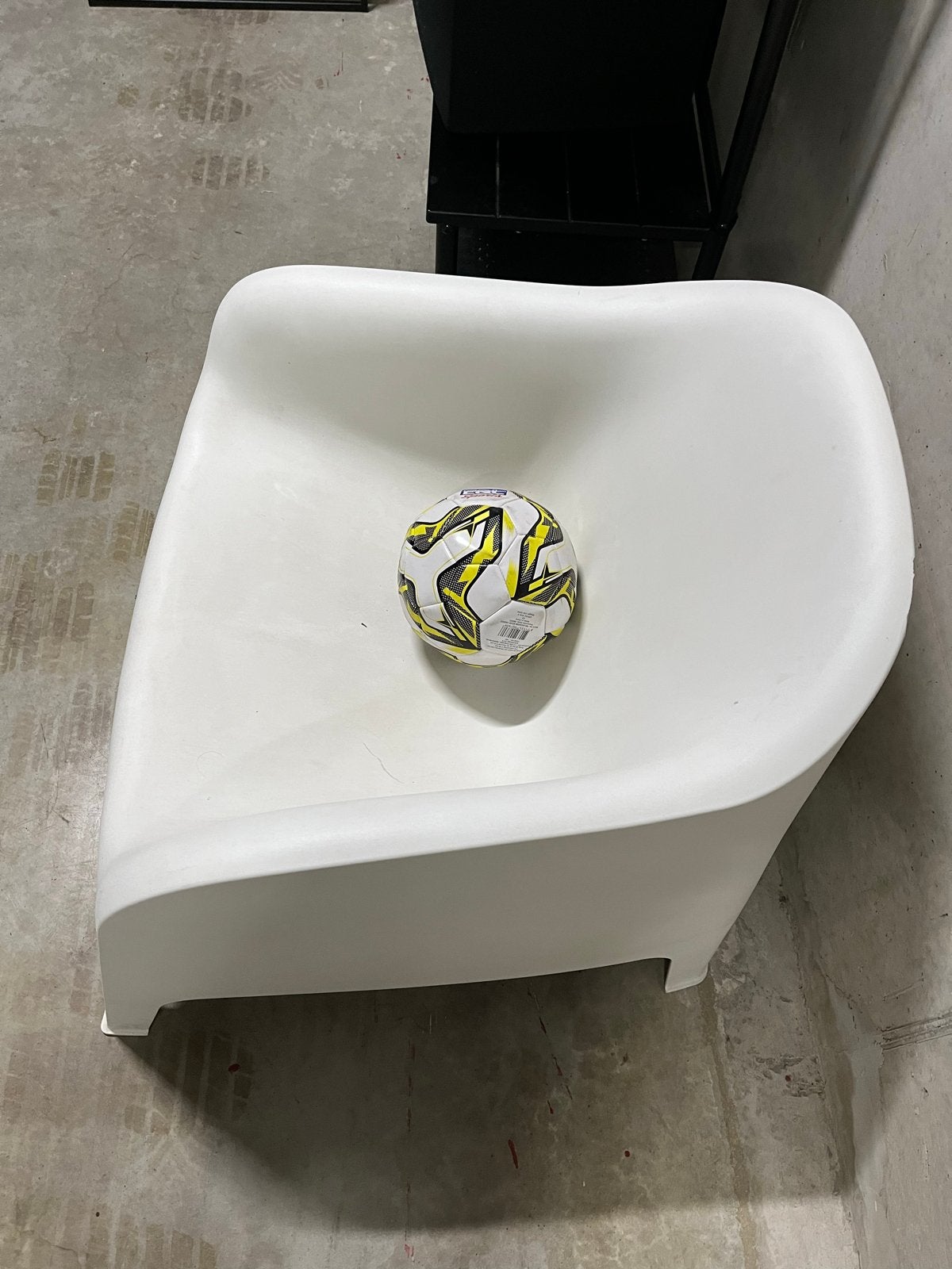 Ikea stoel met een klein gat aan de achterkant, Ophalen, Gebruikt, Kunststof