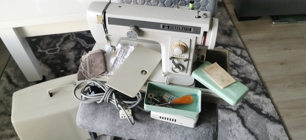 Naaimachine VENDOMATIC werkt goed, Ophalen of Verzenden, Zo goed als nieuw, Naaimachine, Overige merken