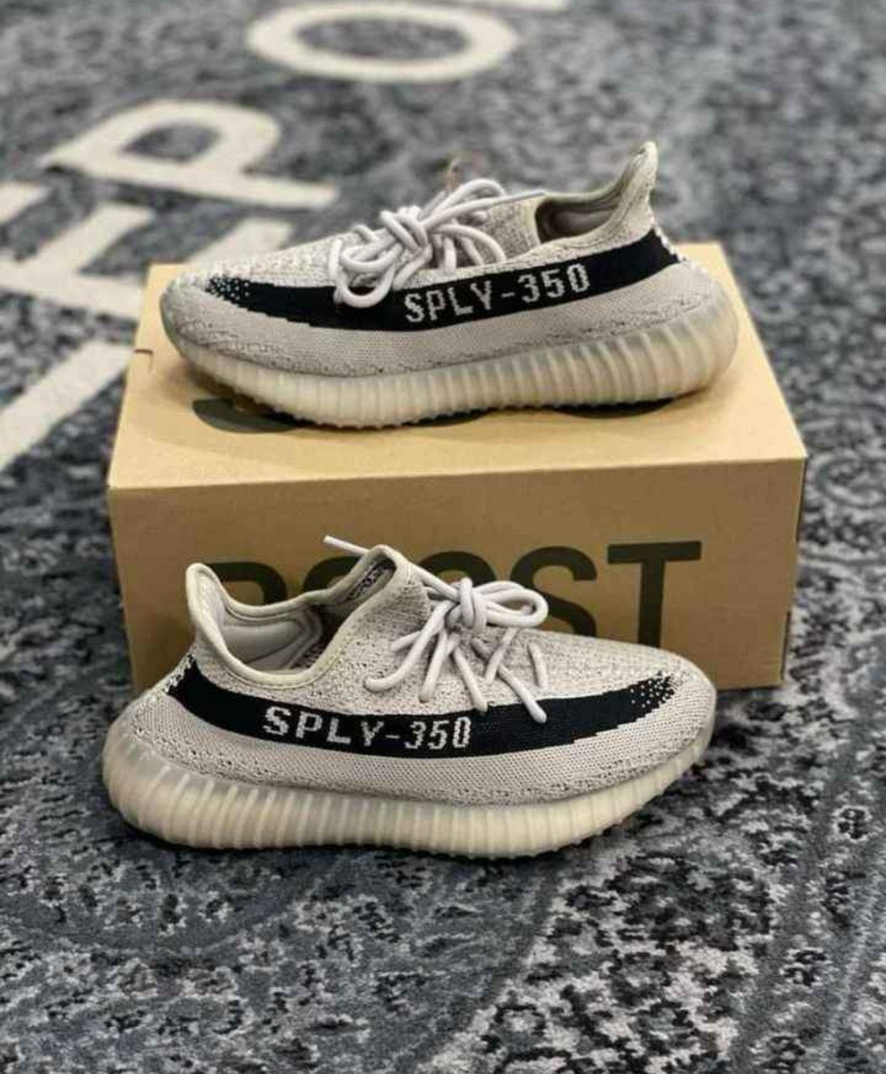 Yeezy 350, Ophalen of Verzenden, Nieuw, Zwart, Sneakers of Gympen