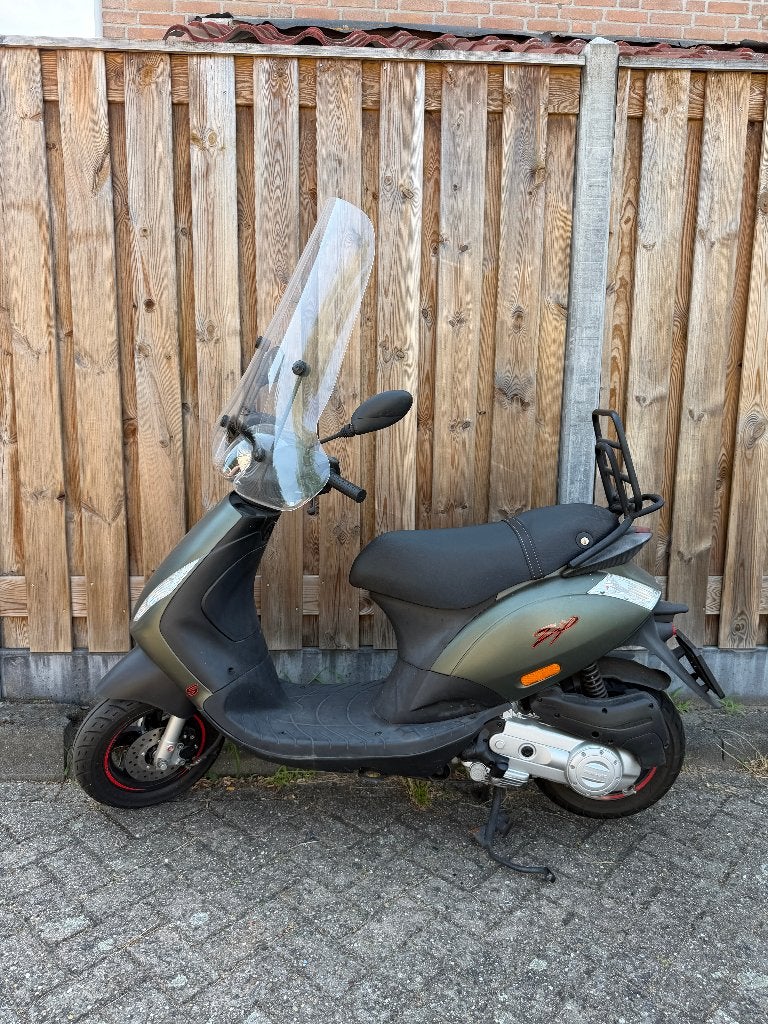 Piaggio Zip S 25 km/u IGET – Mat Groen – Slechts 1.177 km, Fietsen en Brommers, Ophalen, Zip, Zo goed als nieuw, Benzine