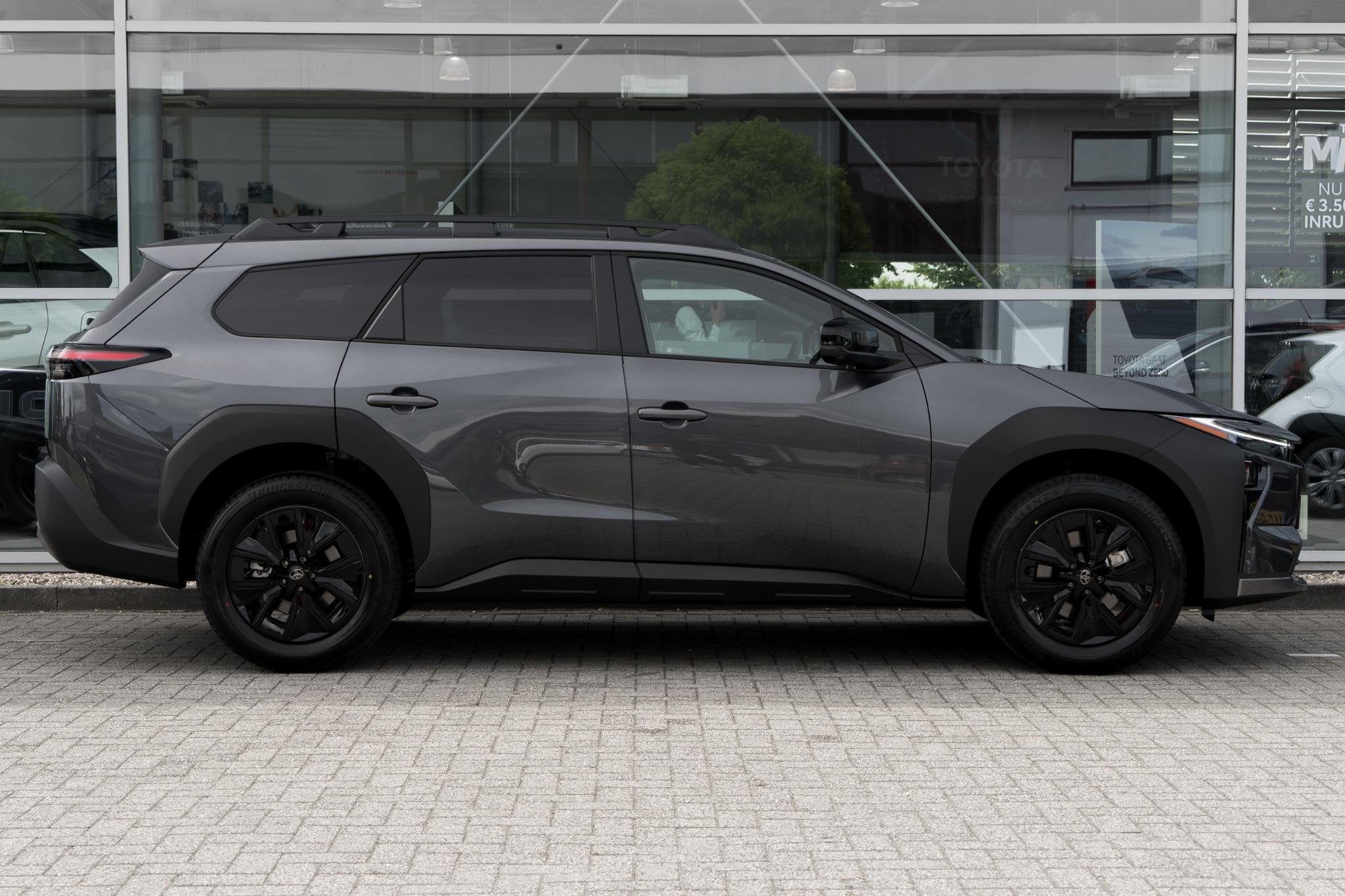 Toyota bZ4X Touring Dynamic 75 kWh, Auto's, Gebruikt, 591 km, Leder en Stof, 75 kWh