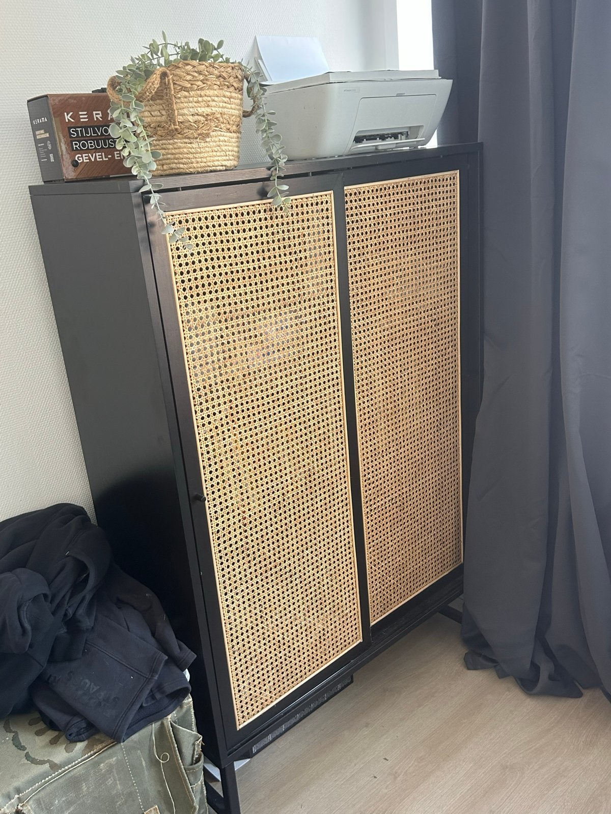 Zwart rotan dressoir/kast met 2 deuren, Ophalen, Gebruikt