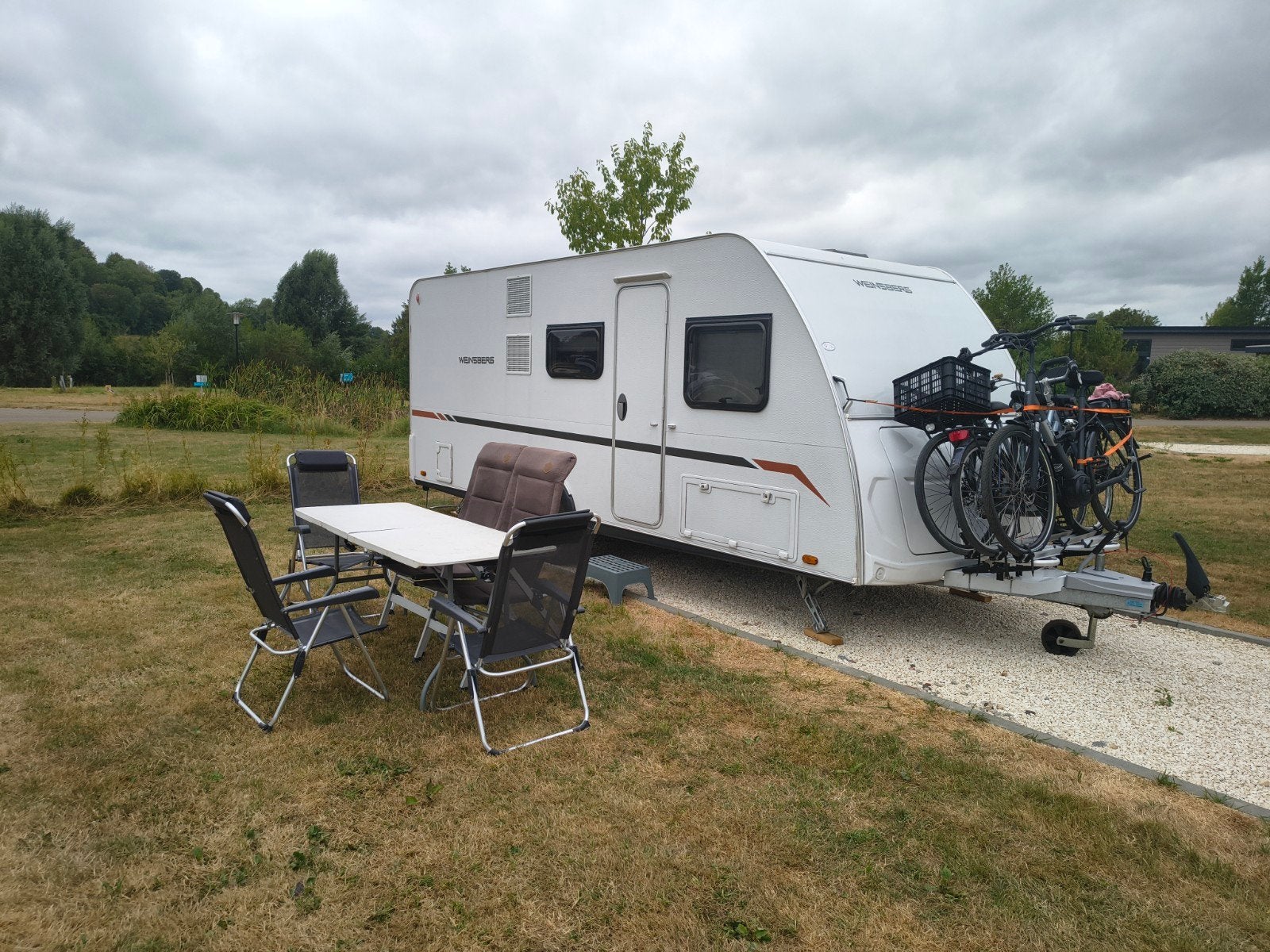 Weinsberg CaraCito 500qdk,Bouwjaar 2023 3 stapelbed, complee, Overige merken, Frans bed, 7 tot 8 meter, Treinzit