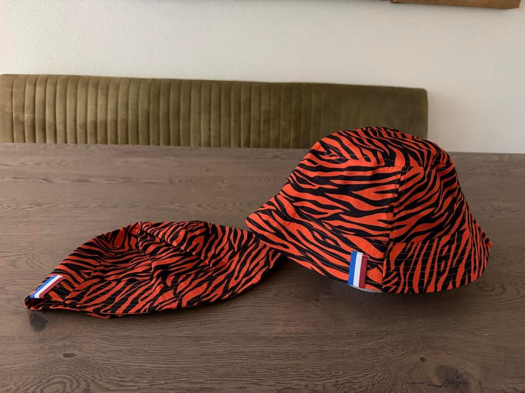 Tijgerprint Bucket Hat - Oranje & Zwart 2x, Ophalen of Verzenden, Nieuw, One size fits all, Hoed