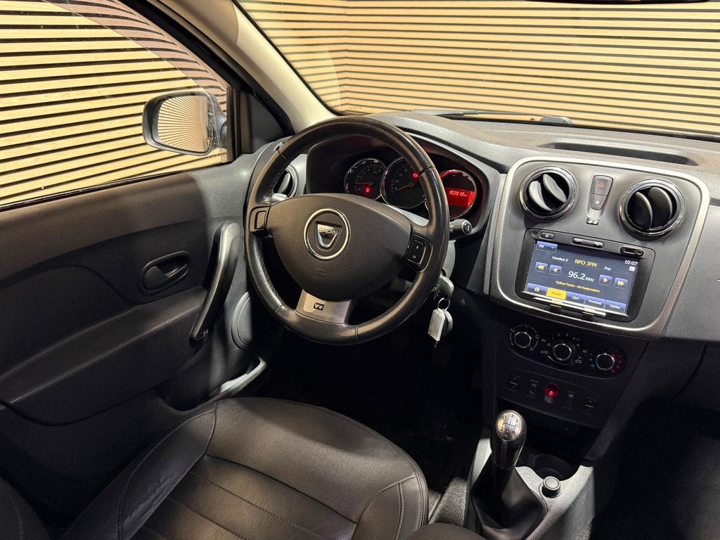Dacia Sandero 0.9 TCe Stepway | Airco | Cruise | Bluetooth |, Auto's, Dacia, Gebruikt, Met garantie (alle), Zwart, Leder
