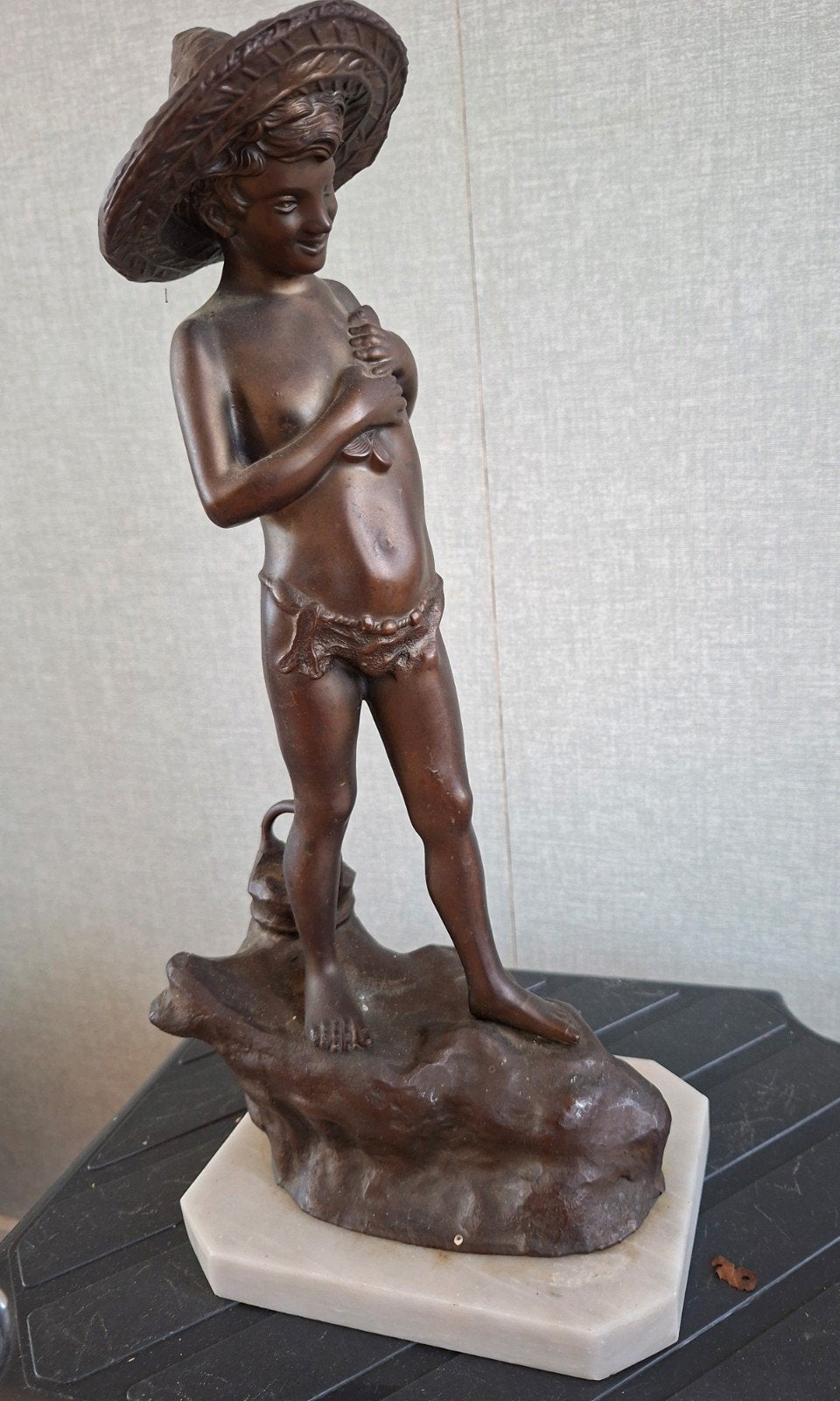 Bronzen beeldje van jongen met hoed en vis, Ophalen of Verzenden, Brons, 20 - 50 cm, Op sokkel
