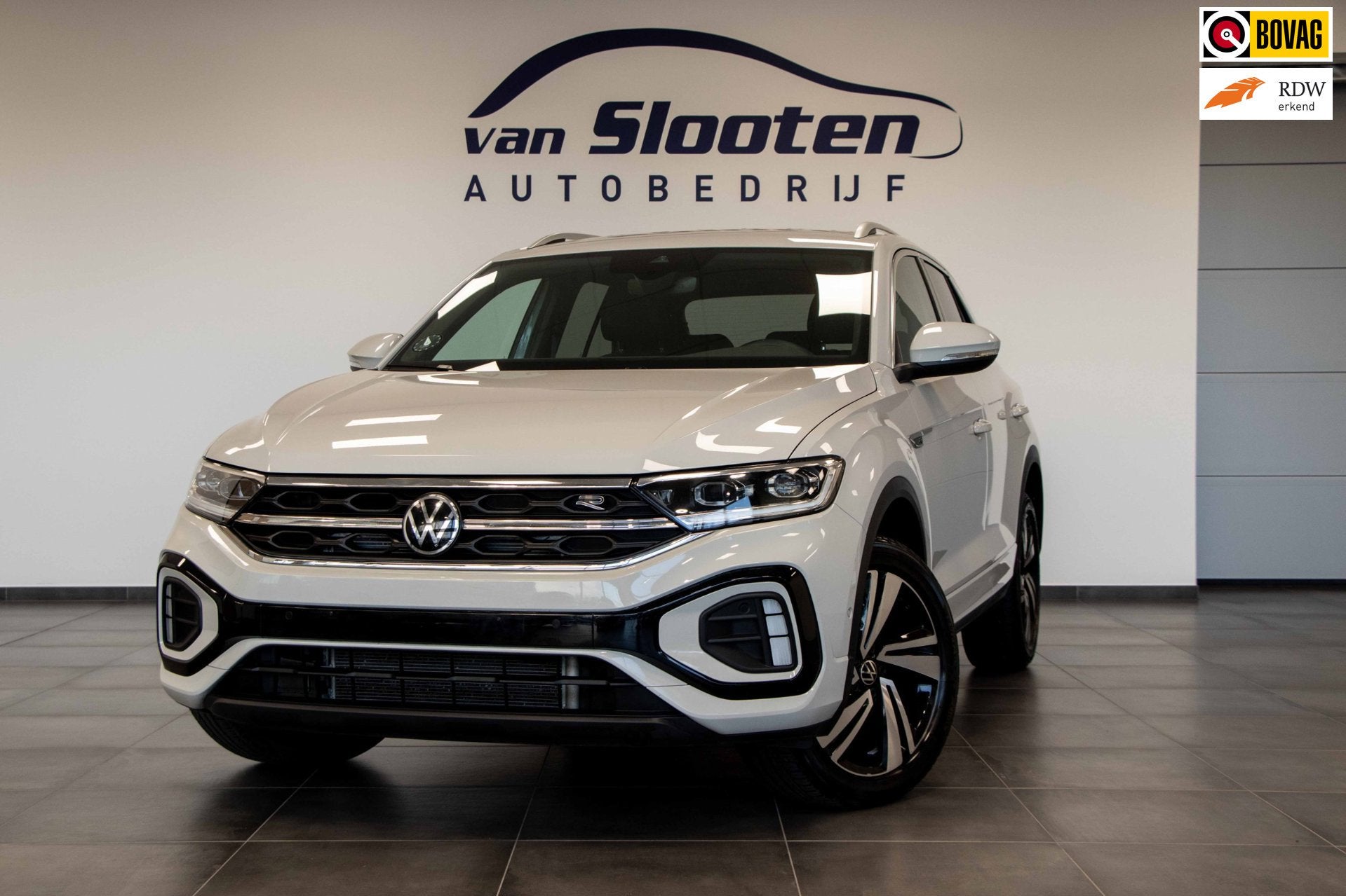 Volkswagen T-Roc 1.5TSi R-Line Edition|CArplay|AdapCruiseCon, Auto's, Volkswagen, Stof, Zwart, 151 pk, Bedrijf