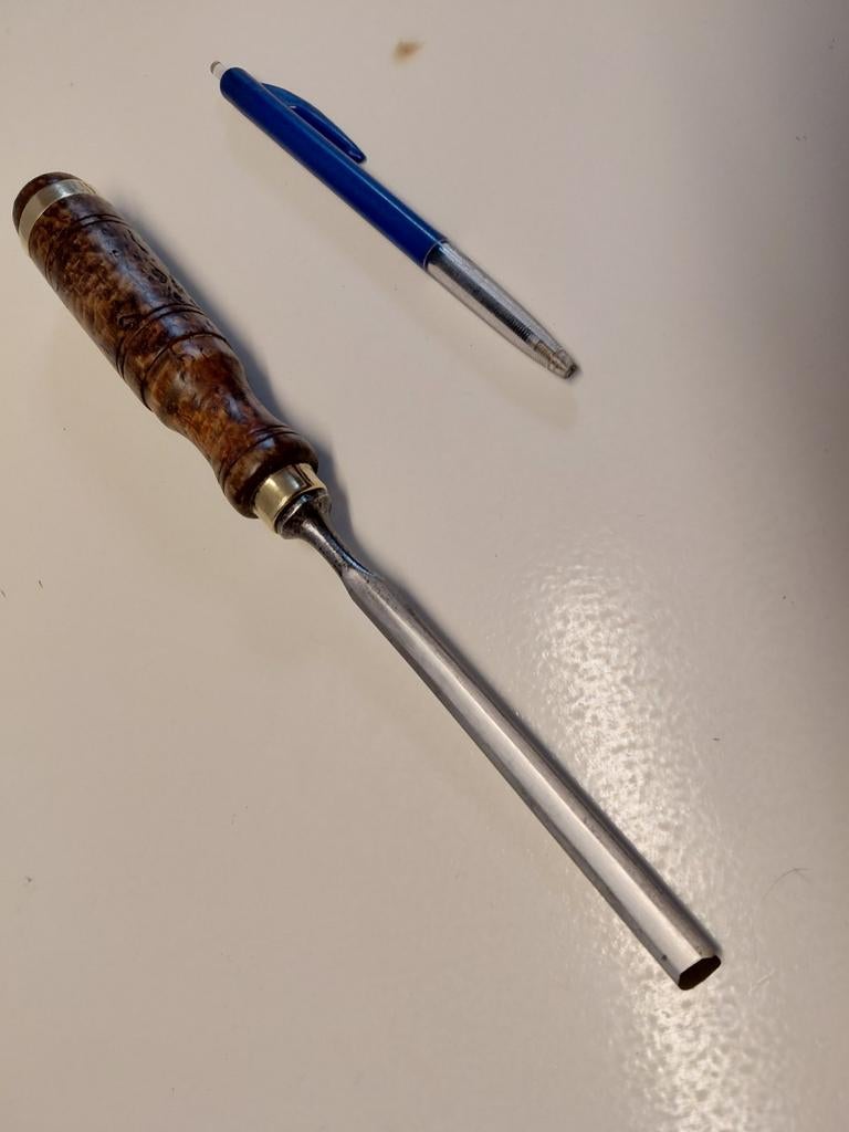 Mooie oude beitel van Skandia, wortelnotenhout handvat 10mm, Antiek en Kunst, Antiek | Gereedschap en Instrumenten, Ophalen of Verzenden
