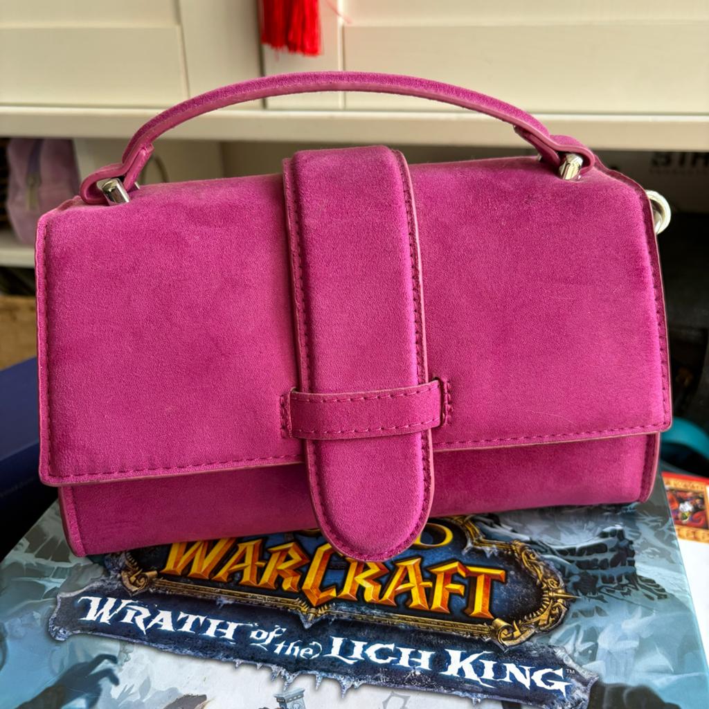Stijlvolle Fuchsia Roze Suède Look Handtas, Sieraden, Tassen en Uiterlijk, Tassen | Damestassen, Ophalen, Zo goed als nieuw, Roze