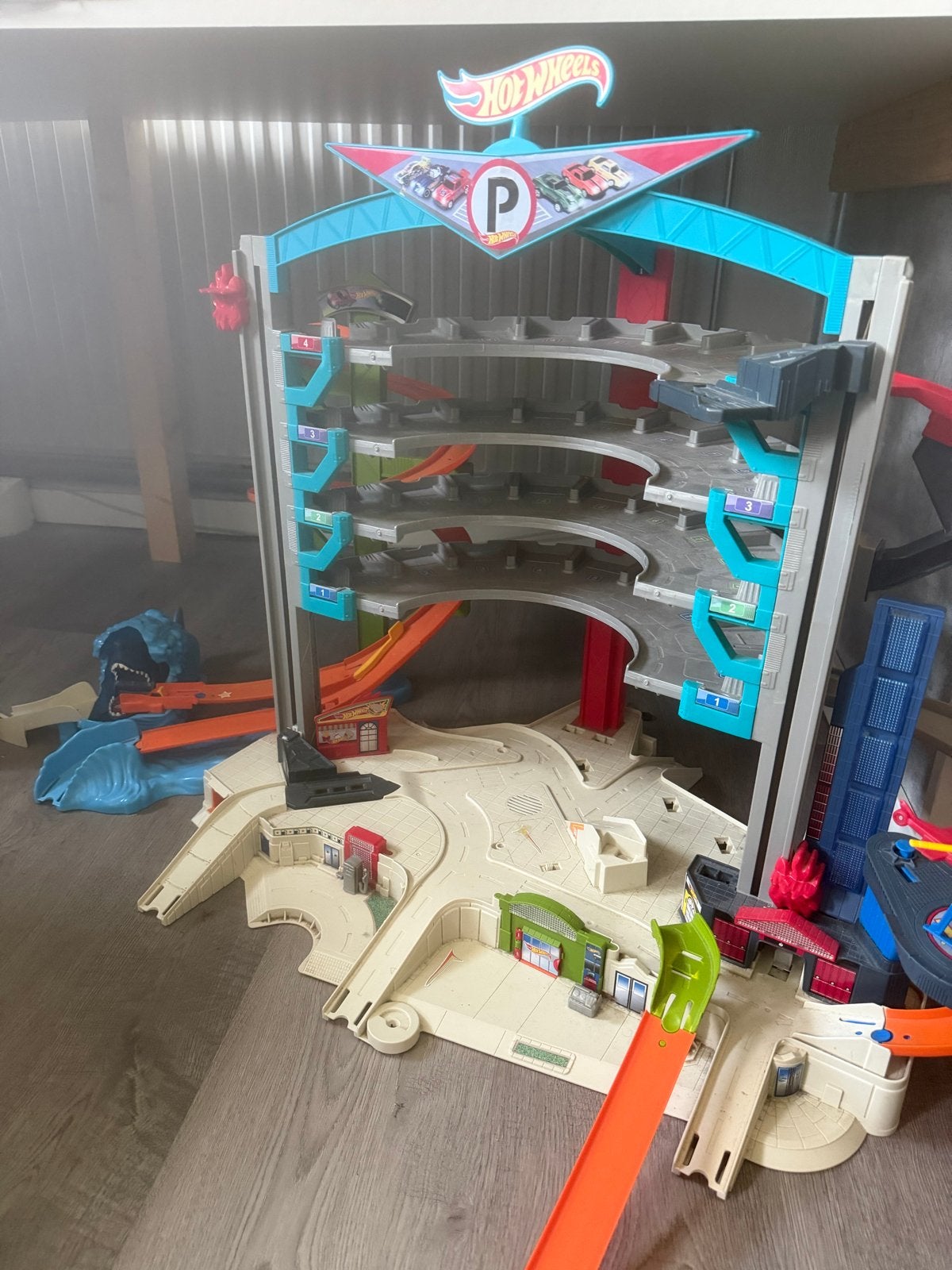 Hot Wheels Ultimate Garage met haai en racebaan, Ophalen of Verzenden, Gebruikt