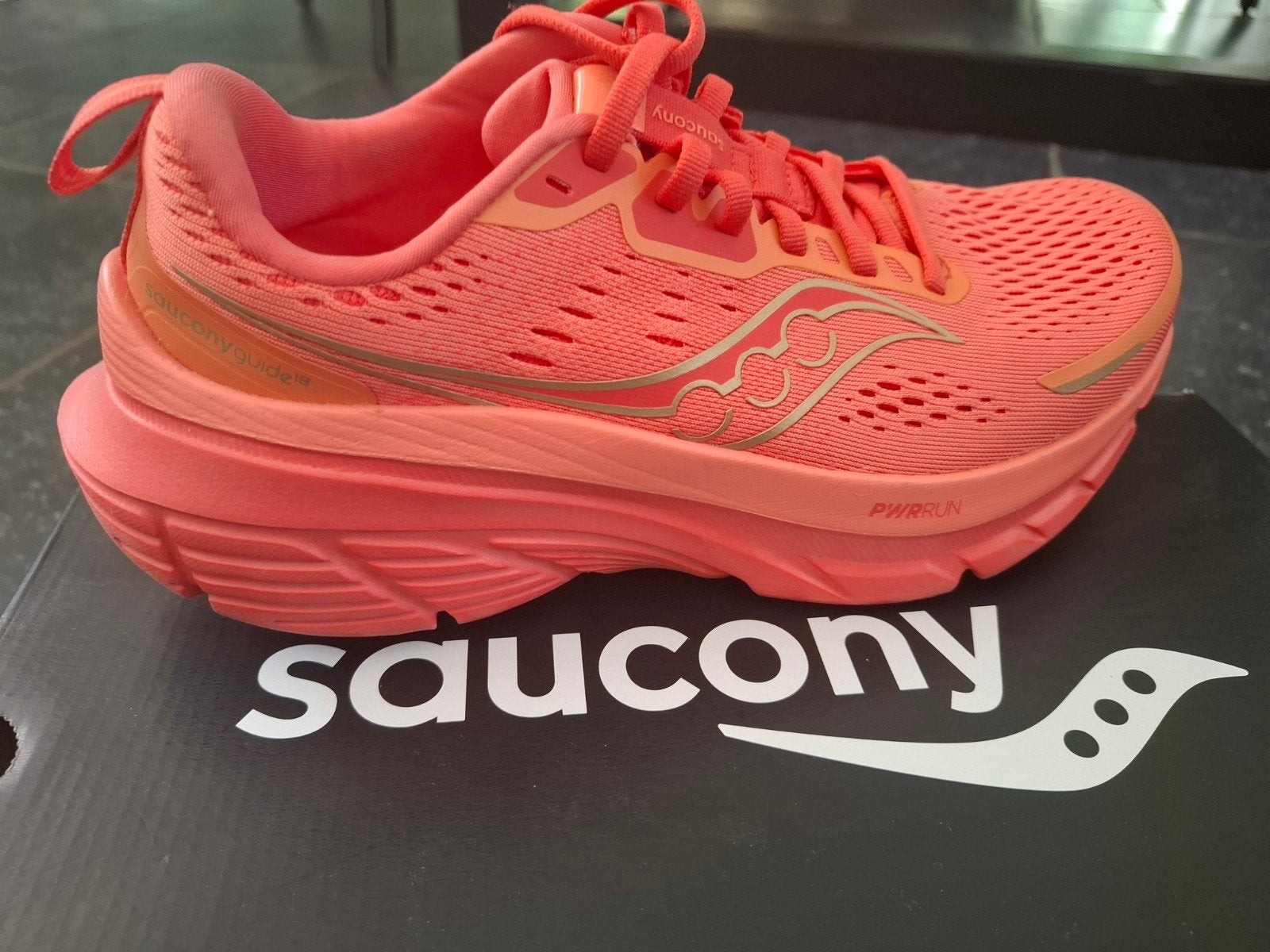 Saucony hardloopschoenen - Zo goed als nieuw, Sportschoenen, Oranje, Ophalen of Verzenden, Zo goed als nieuw