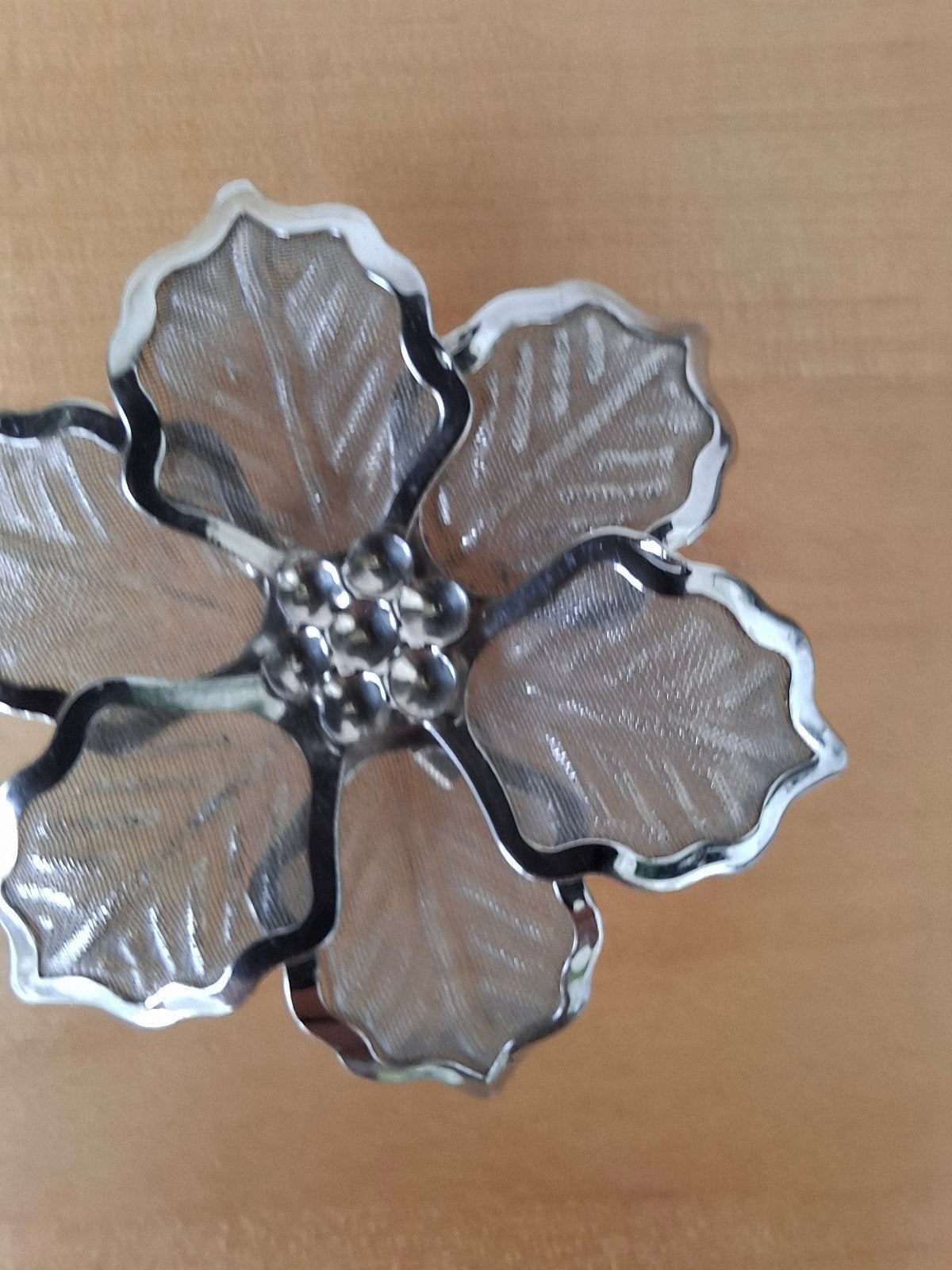 vintage zilverkleurige bloemenbroche met mesh (gaaswerk) –, Ophalen of Verzenden, Zo goed als nieuw, 4 tot 7 cm, Overige materialen