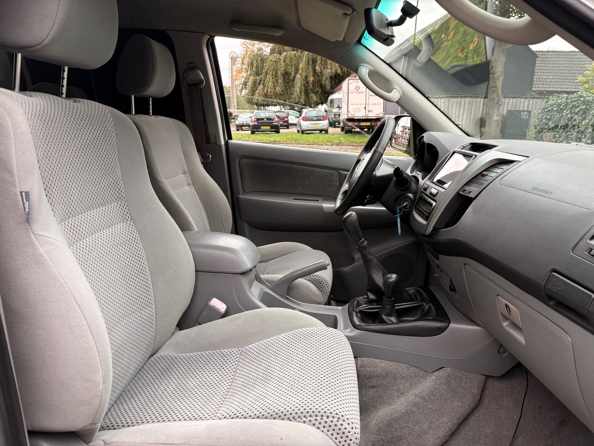 Toyota HiLux 3.0 D-4D SR DC - 4x4 - climatronic - goed onder, Auto's, Gebruikt, Elektrische ramen, Wit, Bedrijf