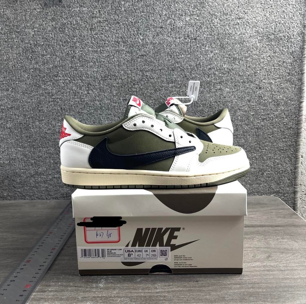 Travis Scott Medium Olive Low, Ophalen of Verzenden, Nieuw, Overige kleuren, Sneakers of Gympen